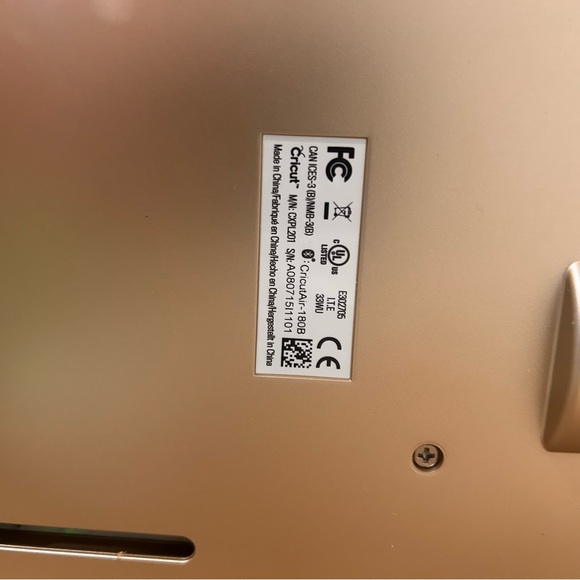 Cricut Explore Air with case, starter cutting set and more - Picture 14 of 16